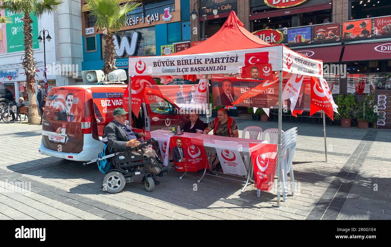 Gaziosmanpasa, Istanbul, Türkei - 08.Mai 2023: Die große Einigungspartei, Büyük Birlik Partisi auf Türkisch, Sitzecke und Zelt auf Platz für die Wahlen 2023 Stockfoto