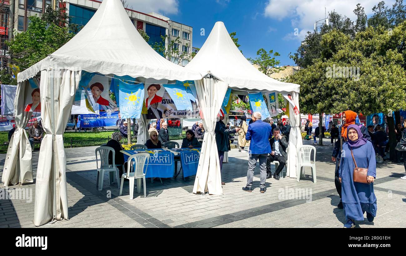 Gaziosmanpasa, Istanbul, Türkei - 08.Mai 2023: Good Party Booth, Iyi Parti auf Türkisch, politische Parteiflaggen und ihr Führer Meral Aksener Image for Stockfoto