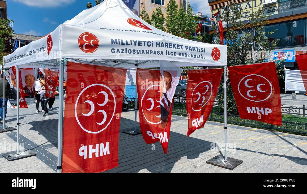 Gaziosmanpasa, Istanbul, Türkei - 08.Mai 2023: Zelt und Flaggen am Stand der Partei der nationalistischen Bewegung, MHP, Millijetti Hareket Partisi in Türkisch f Stockfoto