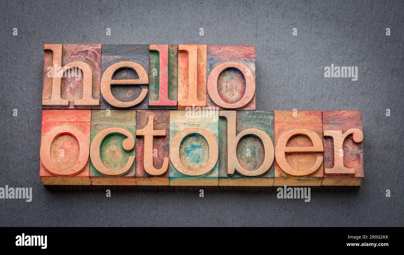 Hallo Oktober Grußkarte - Schiefer Buchdruck Holzart Blöcke gegen grau Stein Stockfoto