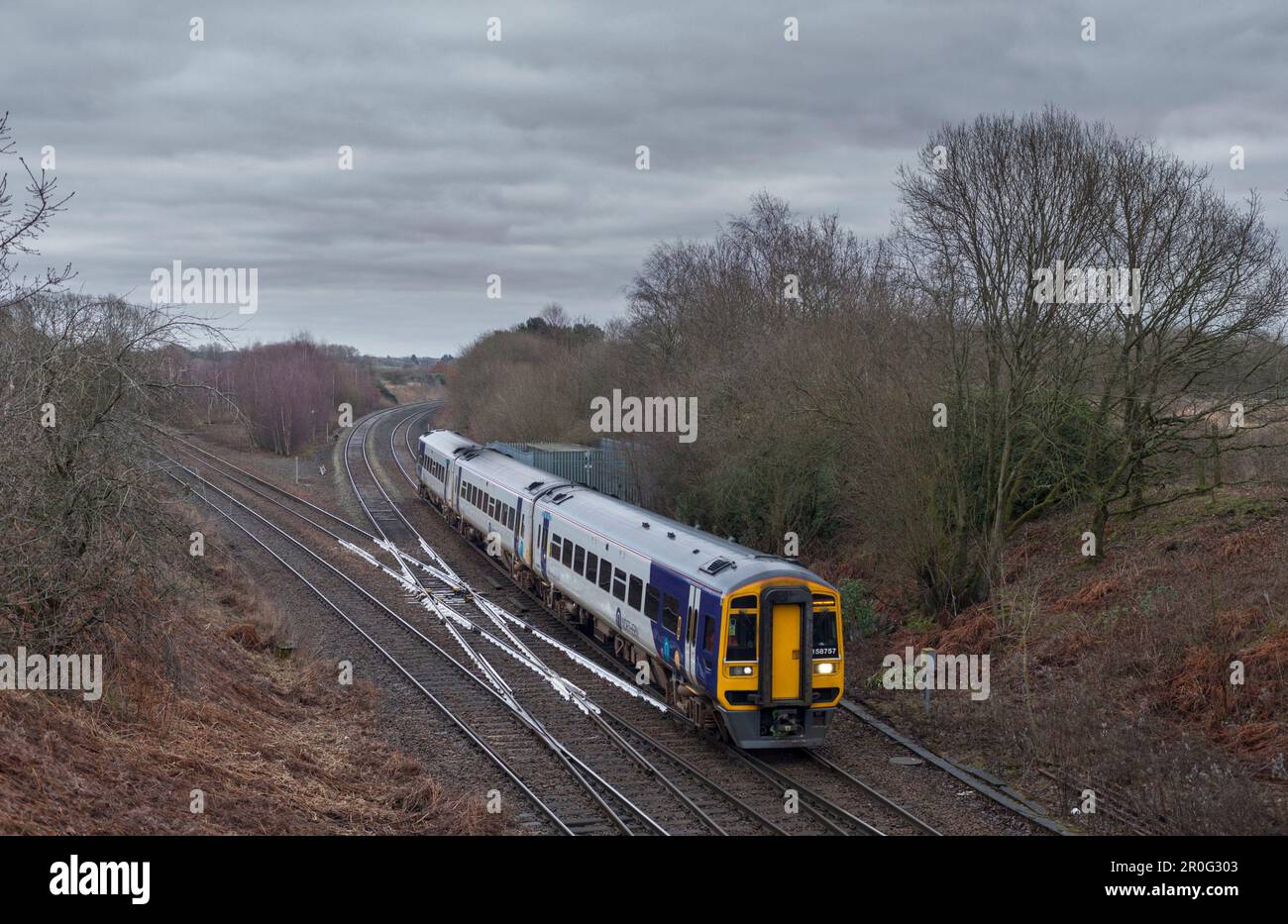 Northern Rail Klasse 158 Sprinter Train 158757 vorbei an Crow Nest Junction (Hindley), mit der weißen reflektierenden Farbe auf der Kreuzung Stockfoto