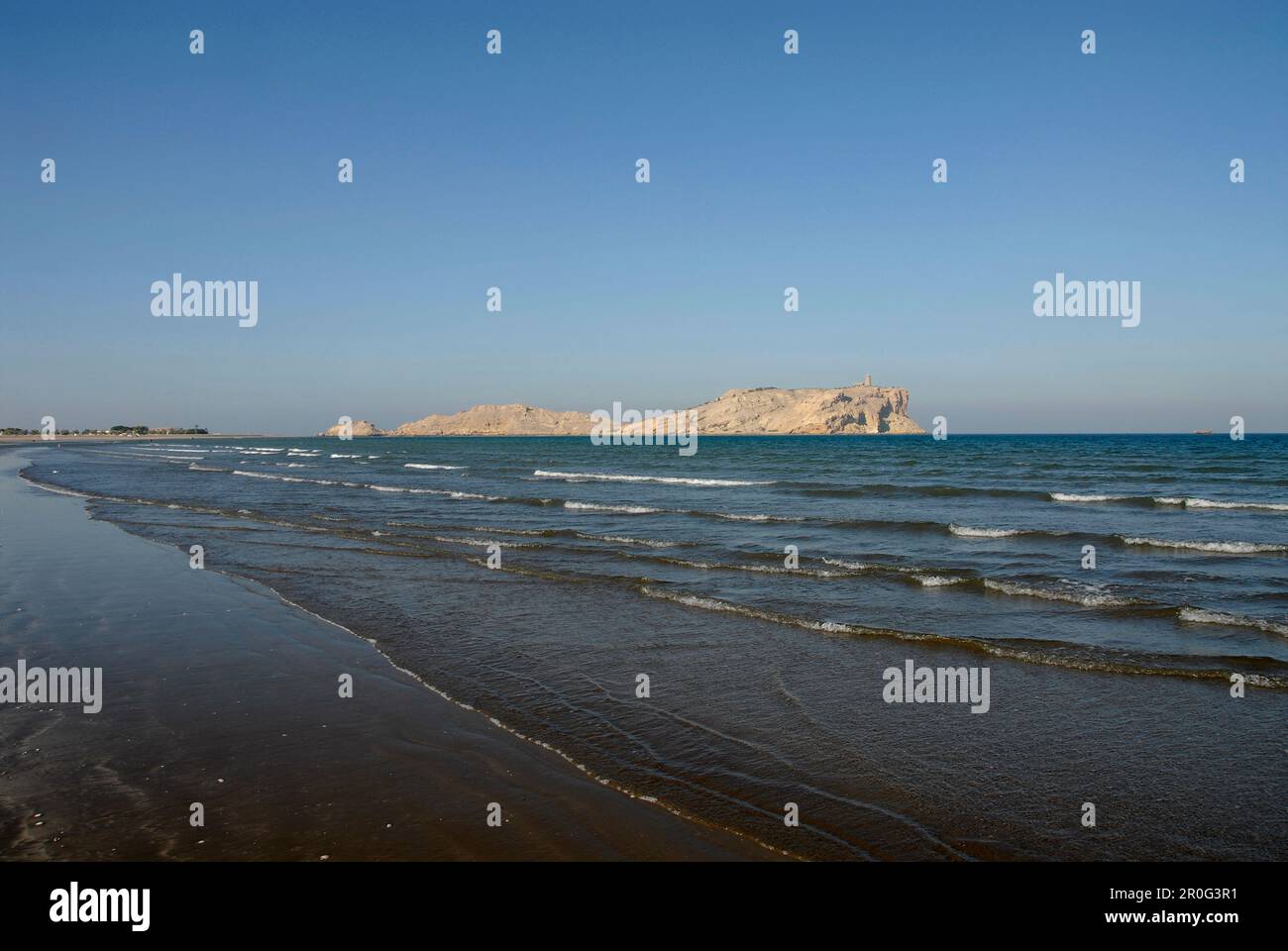 Blick auf das Meer und die Daymaniyat-Inseln am Horizont, Ras Al Sawadi, Oman, Asien Stockfoto