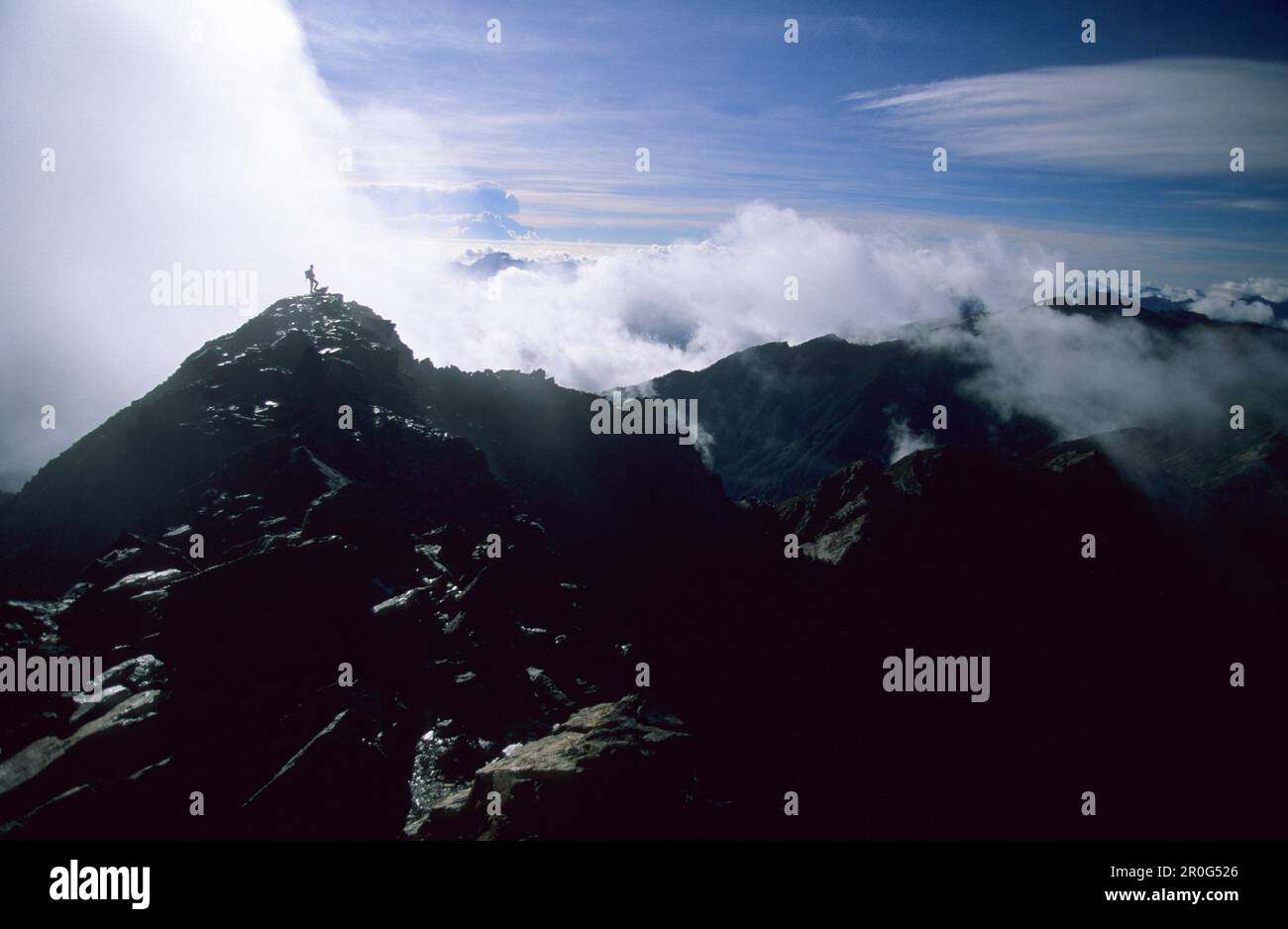 Auf dem Hauptgipfel des Yushan-Gebirges vor den weißen Wolken, Yushan-Nationalpark, Taiwan, Asien Stockfoto