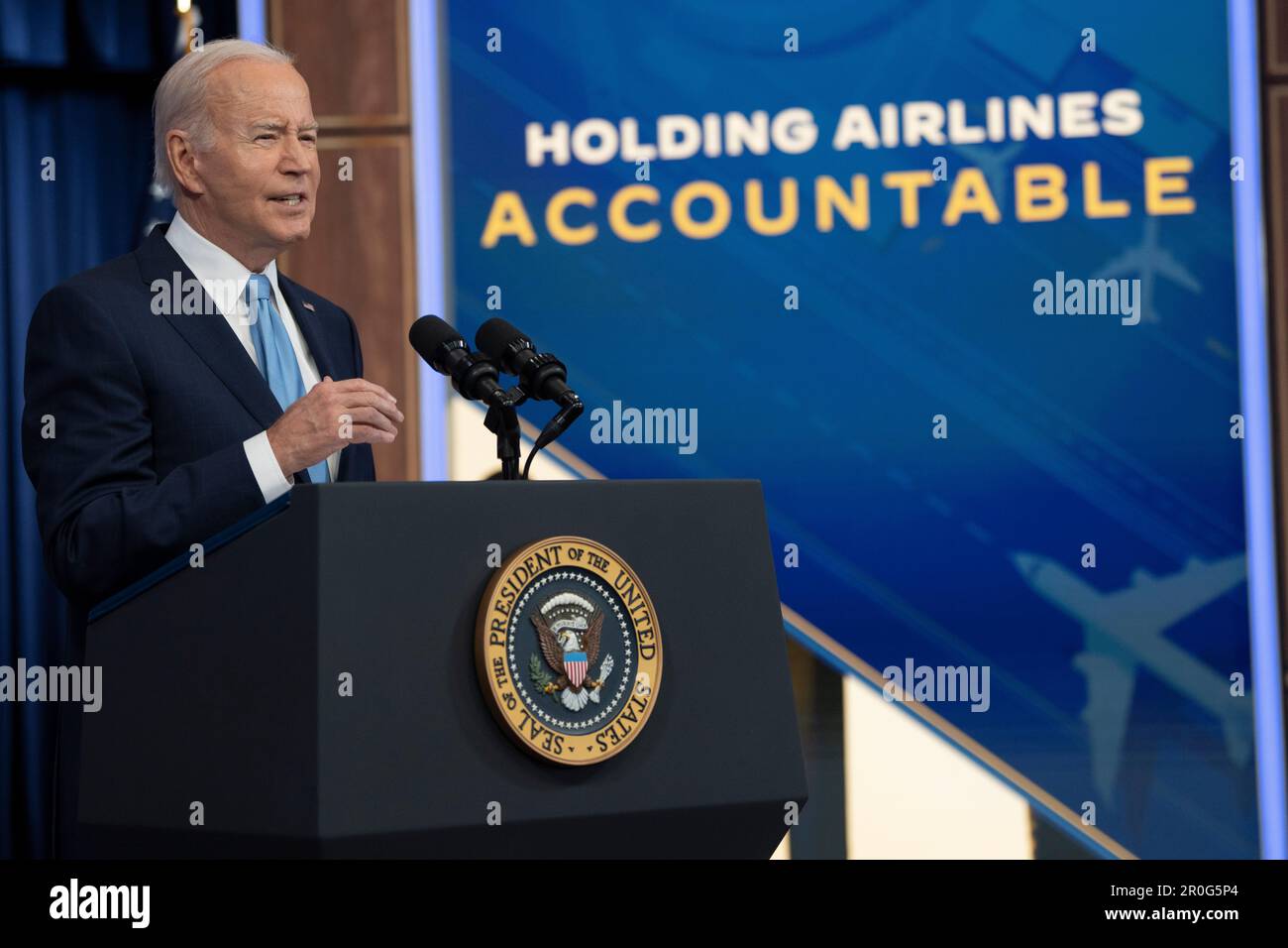 US-Präsident Joe Biden gibt am 8. Mai 2023 im South Court Auditorium im Weißen Haus in Washington, DC, eine Stellungnahme zum Schutz der Verbraucher bei Flugverspätungen oder -Stornierungen ab. Kredit: Chris Kleponis/Pool über CNP Stockfoto