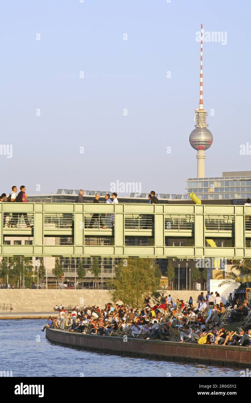 Bar an der Spree, Fernsehturm im Hintergrund, Berlin Stockfoto