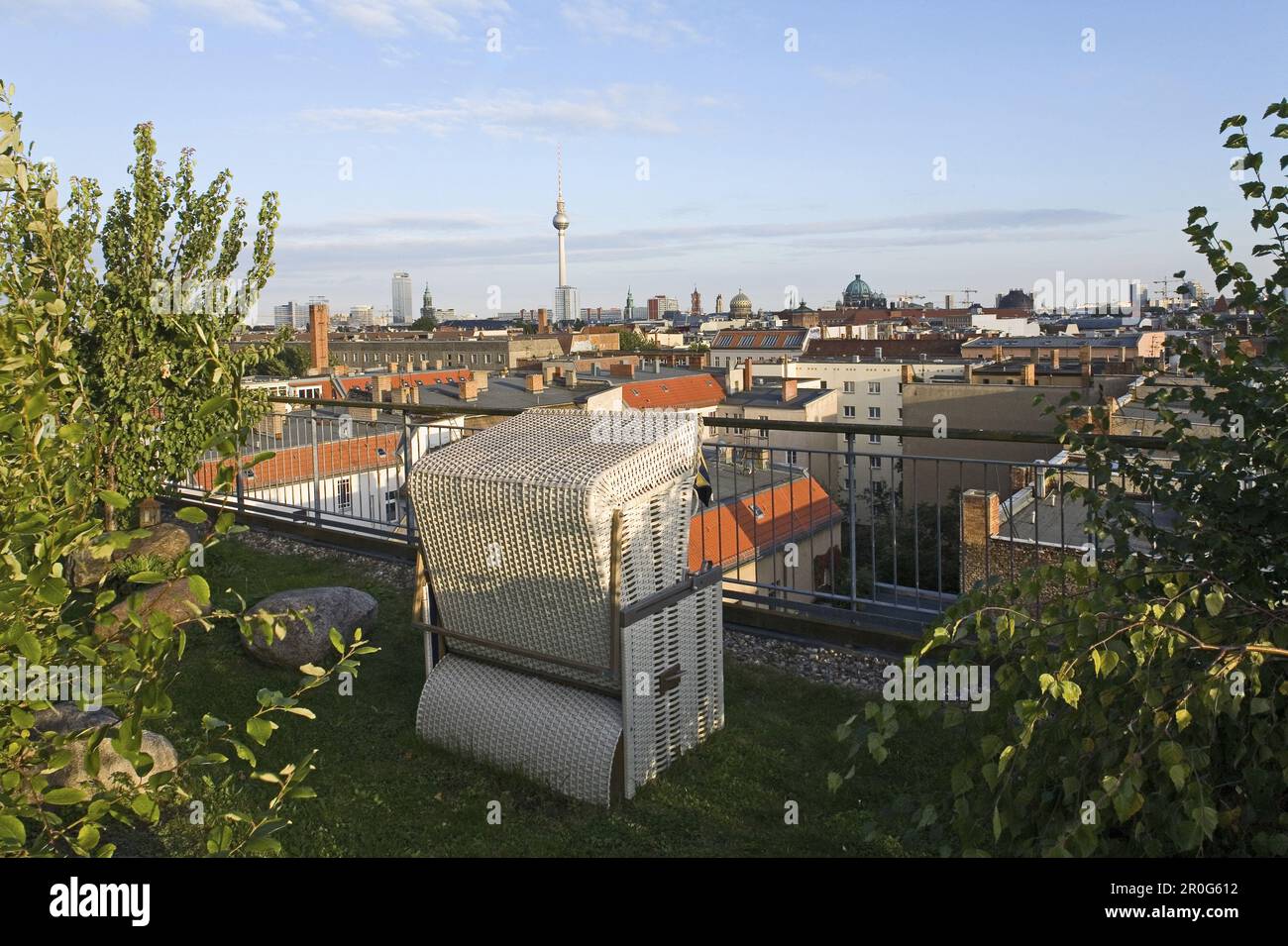Überdachter Rattan-Liegestuhl auf dem Dach, Mitte, Berlin, Deutschland Stockfoto