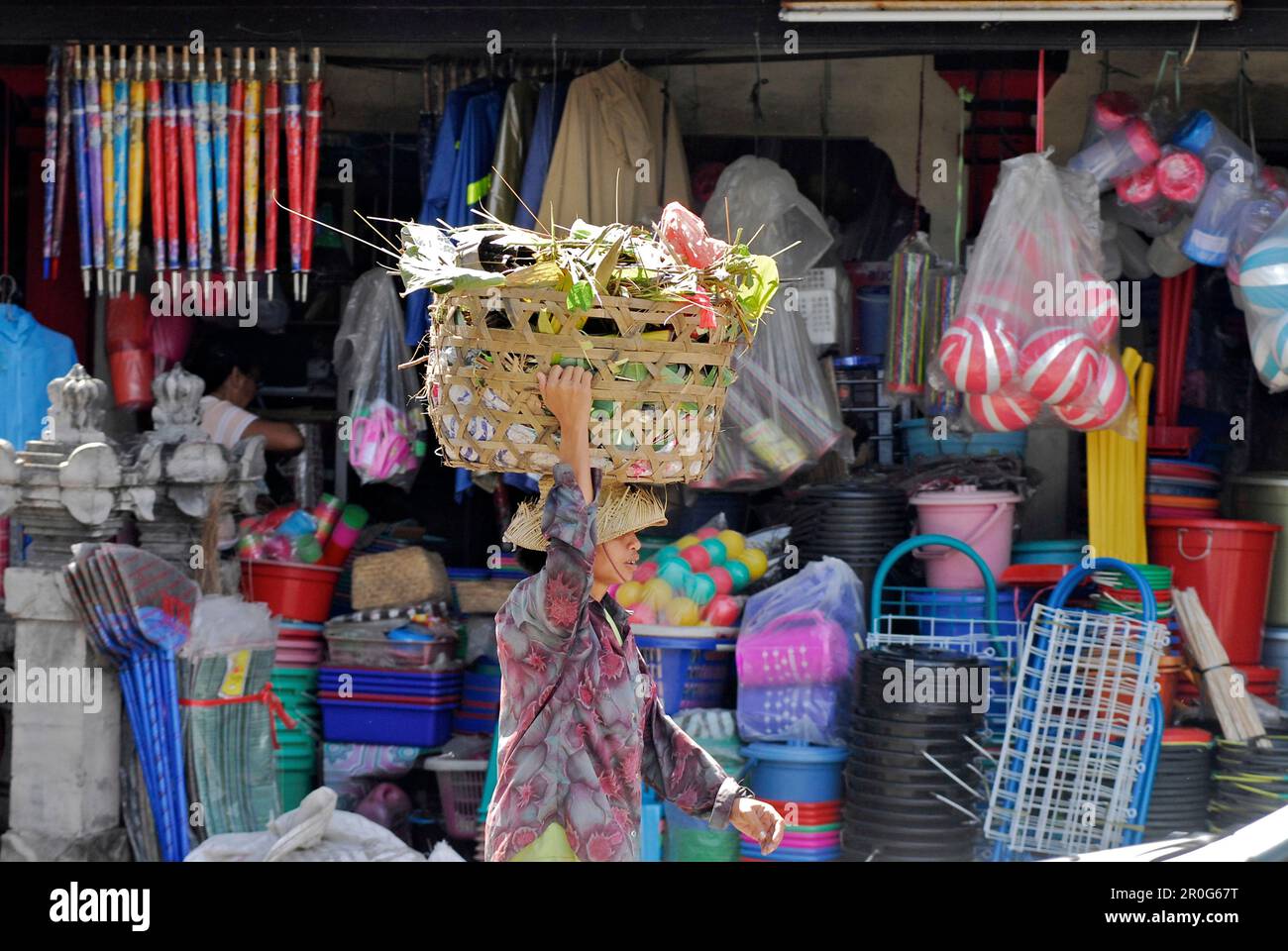 Eine Frau mit einem Korb auf dem Kopf, Market in Jimbaran, Bali, Indonesien, Asien Stockfoto