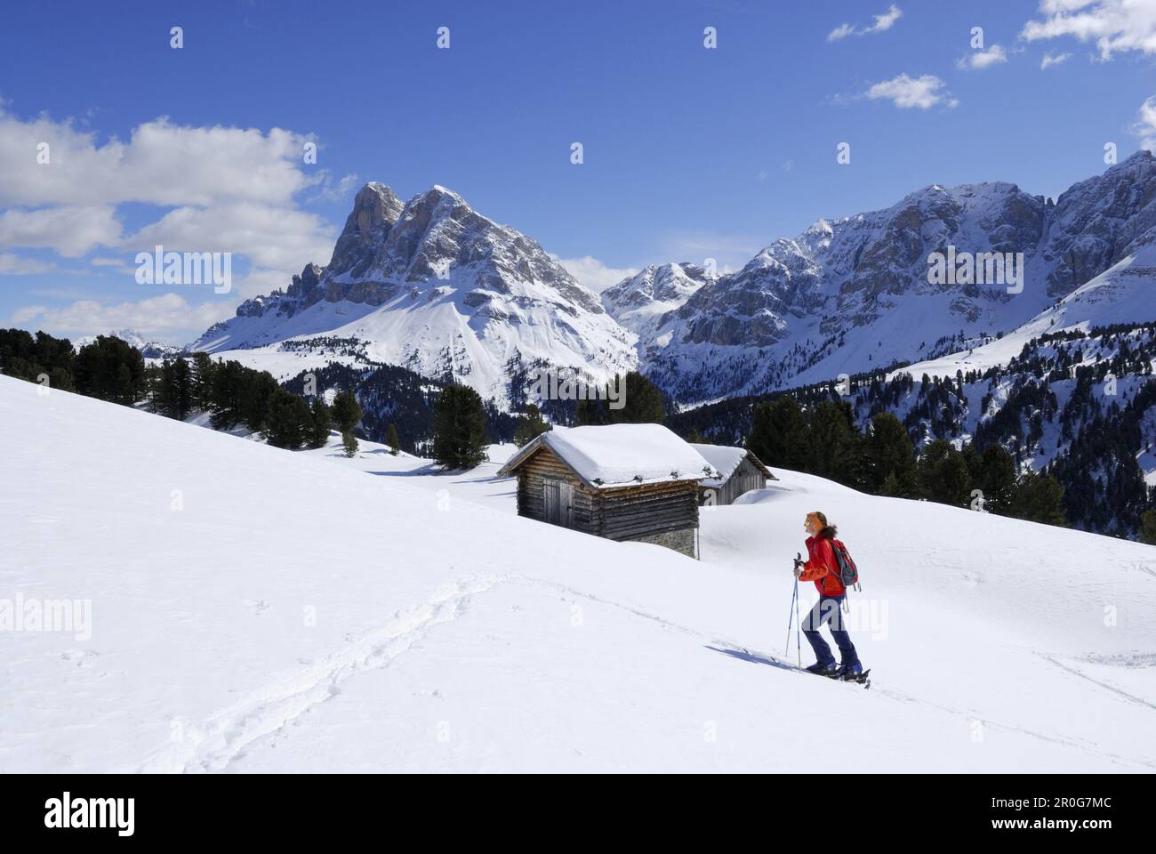 Skifahrer im Hinterland, schneebedeckte Berglodge im Hintergrund, Grosser Gabler, Eisacktal, Dolomiten, Trentino-Südtirol, Italien Stockfoto