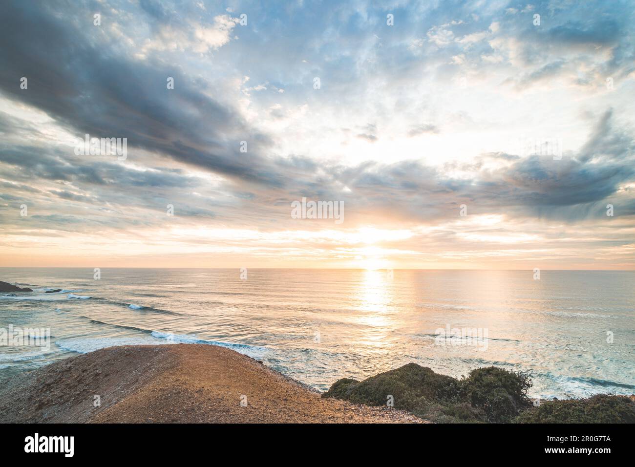 Odeceixe Beach unter der Sonne bei Sonnenuntergang. Die Schönheit der Algarve an der Atlantikküste im Westen Portugals. In den Fußstapfen des Fischers Stockfoto