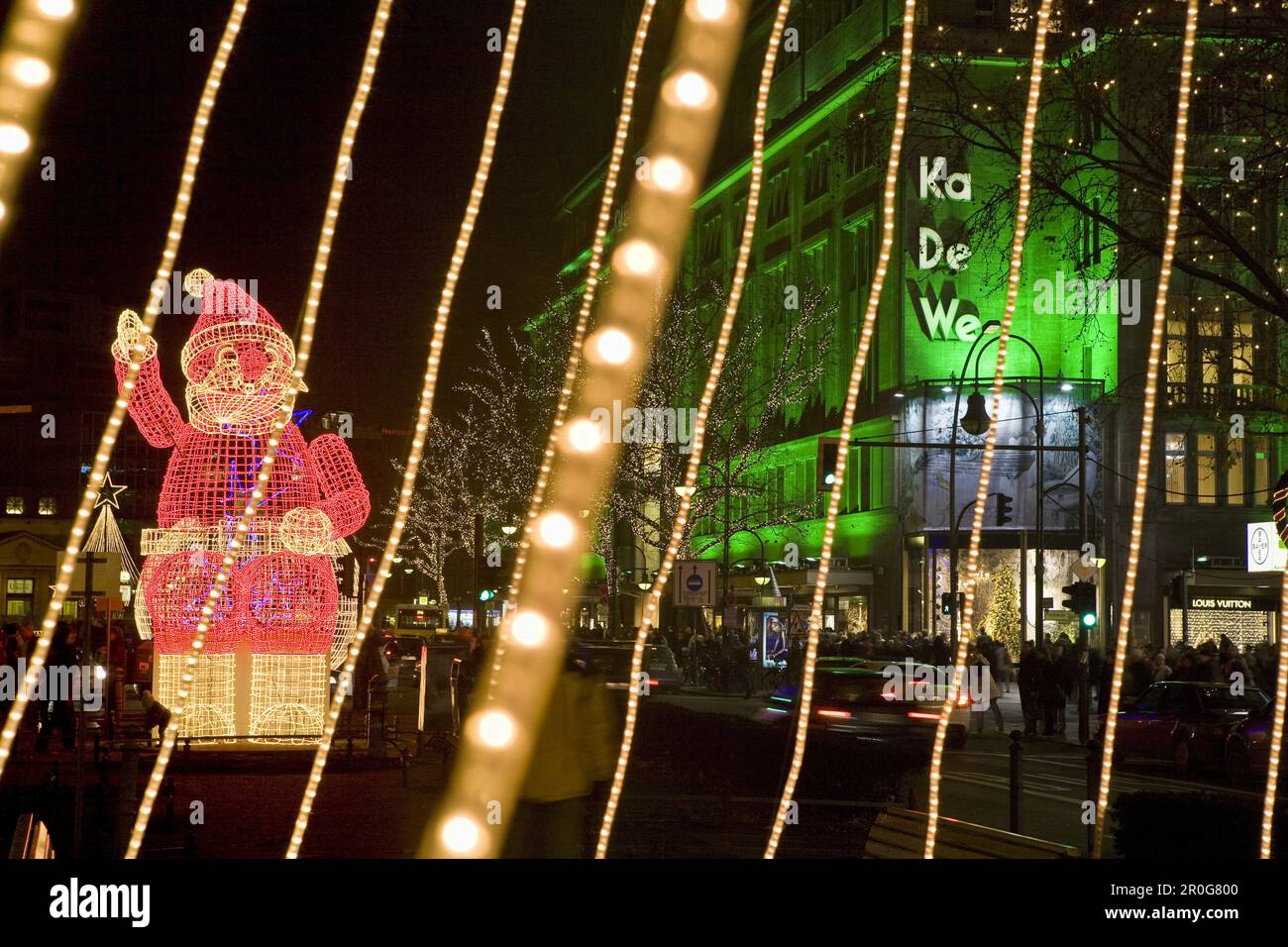 Beleuchteter Weihnachtsmann und KaDeWe-Kaufhaus zu Weihnachten, Berlin Stockfoto