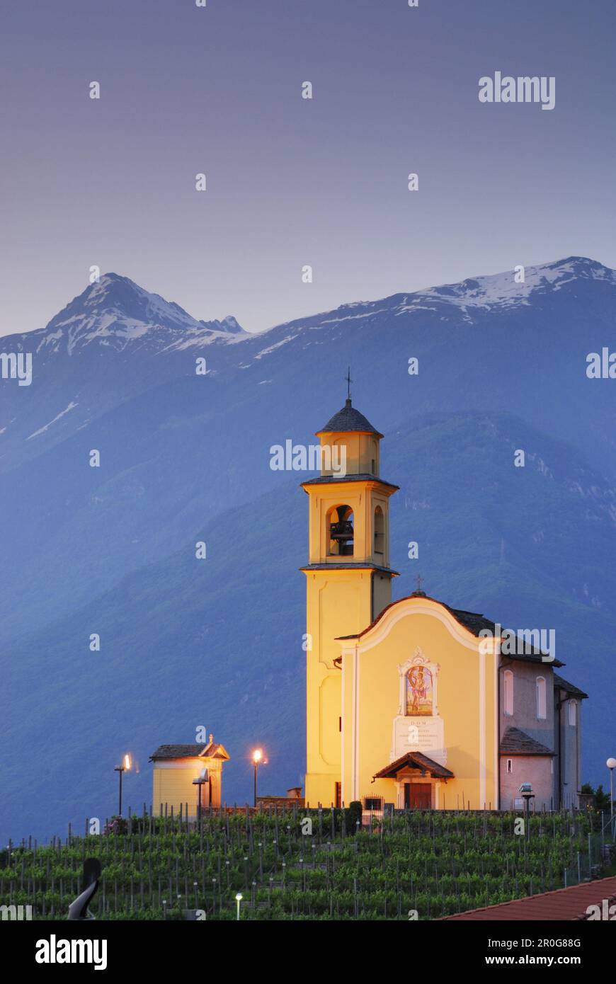 Beleuchtete San Sebastiano Kirche im UNESCO World Heritage Site Bellinzona, Bellinzona, Tessin, Schweiz Stockfoto