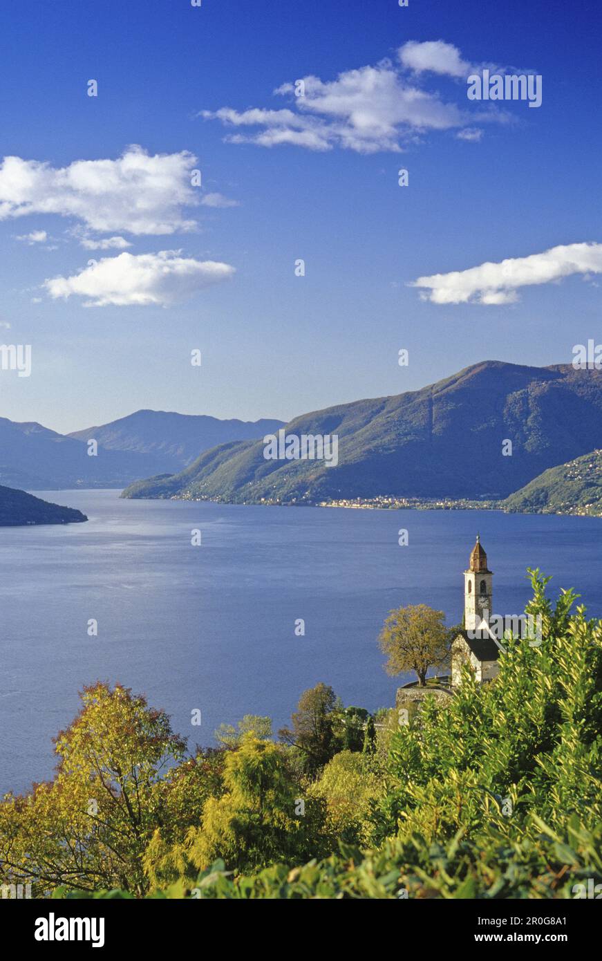 Blick auf die Kirche von Ronco Sopra Ascona, Lago Maggiore, Tessin, Schweiz, Europa Stockfoto