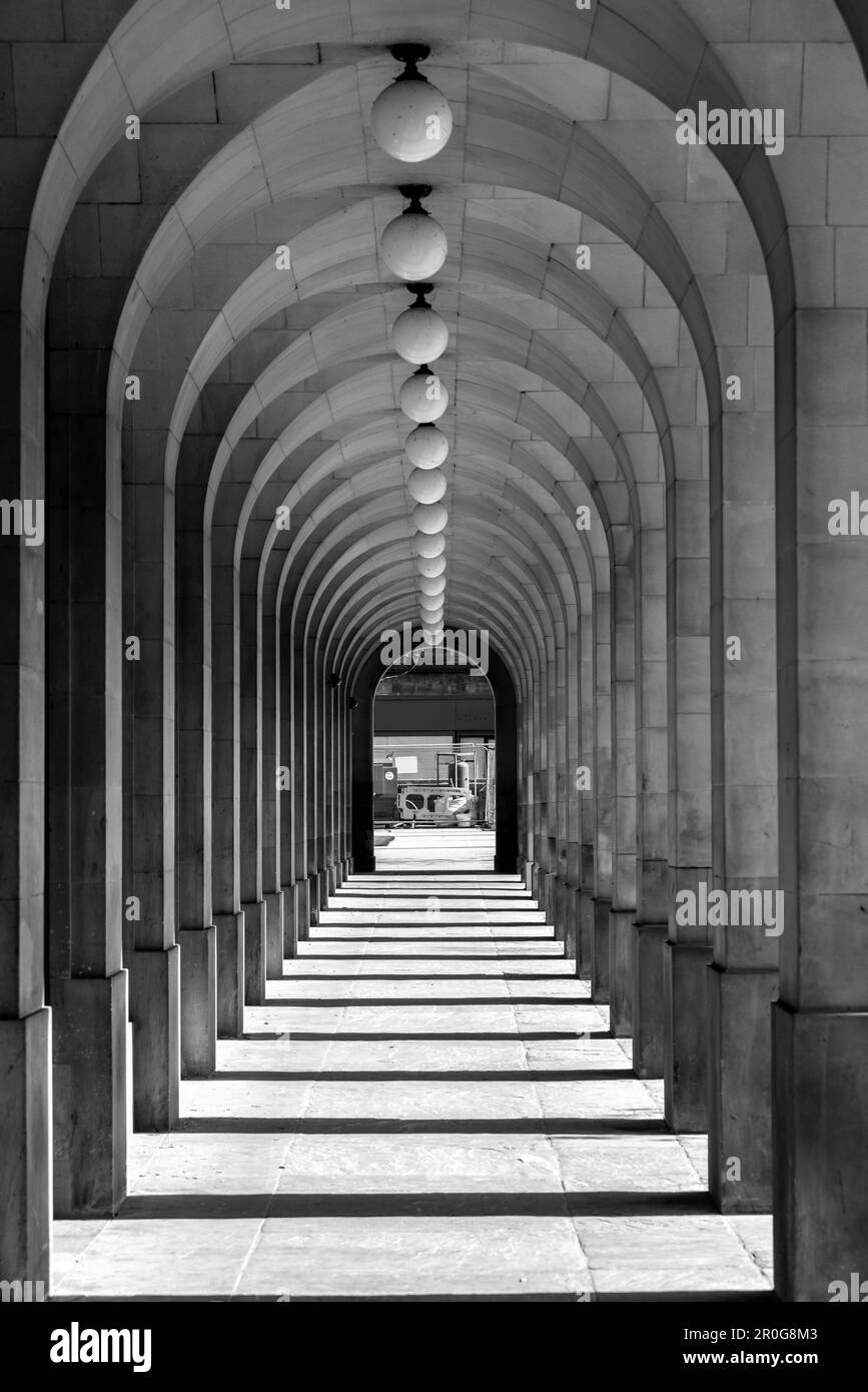 Schwarzweißblick auf den Korridor im Manchester Town Hall, Großbritannien Stockfoto