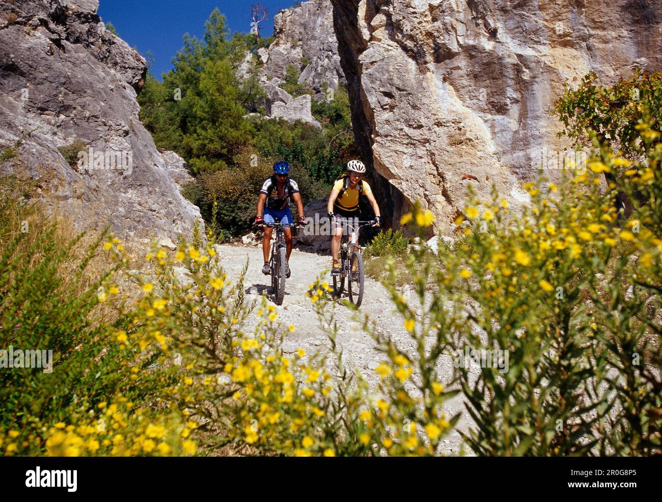 Zwei Leute Reiten Mountainbikes zwischen Felsen in der Sonne, Lykien, Türkei, Europa Stockfoto