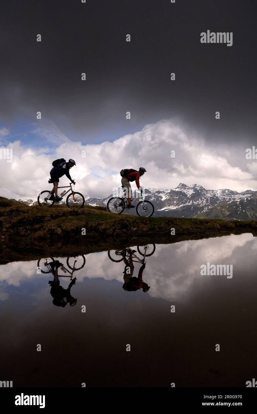 Zwei Personen auf einer Mountainbike-Tour im Wipptal, in der Nähe von Matrei bin Brenner, Brenner, Tirol, Österreich Stockfoto