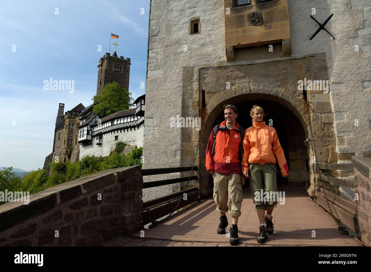 Zu zweit am Wartburg Schloss Eingang, Eisenach, Thüringer Wald, Thüringen, Deutschland Stockfoto