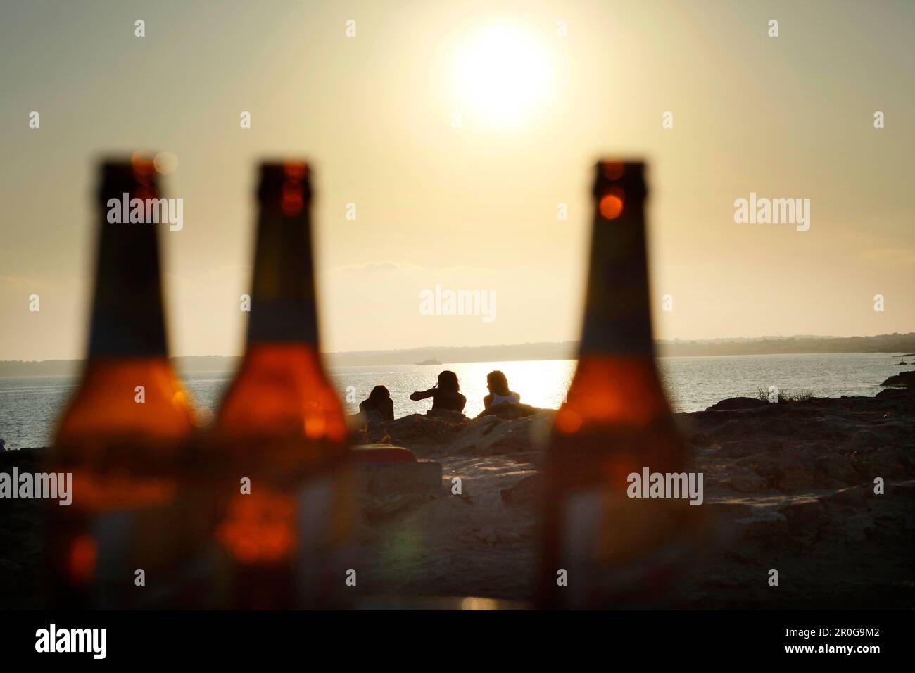 Bierflaschen, 3 Personen am Strand, Strandbar Pirata Bus, Formentera, Balearen, Spanien Stockfoto