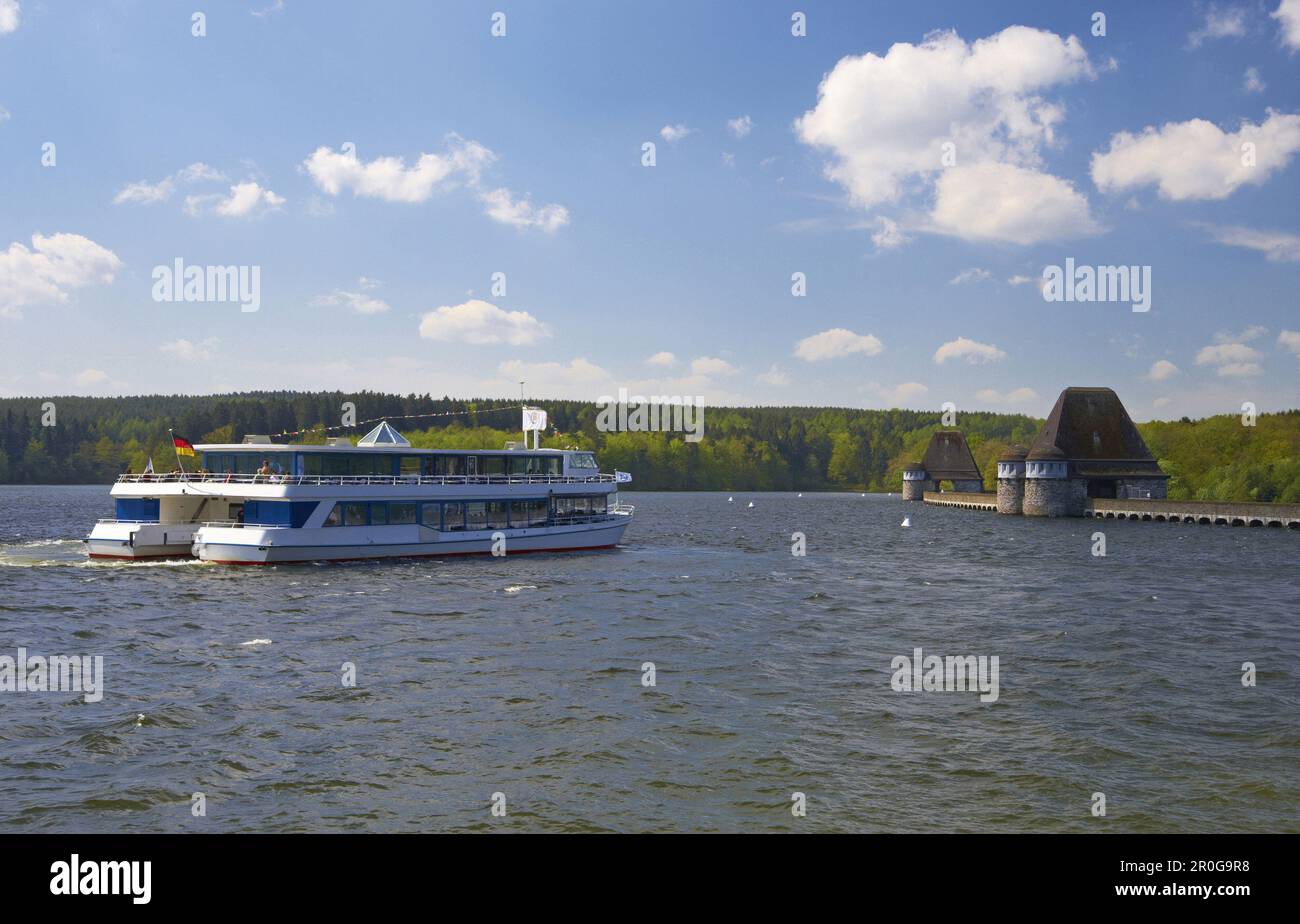 Ausflugsboot auf dem See Moehnesee, Naturpark Arnsberg Forest, Sauerland, Nordrhein-Westfalen, Deutschland Stockfoto