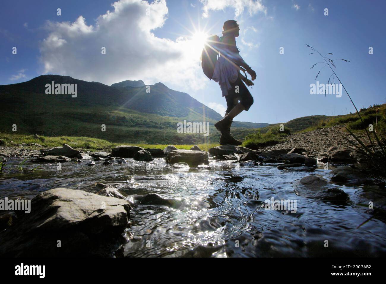 Weibliche Wanderer vorbei an Stream, Karnischen Alpen, Kärnten, Österreich Stockfoto