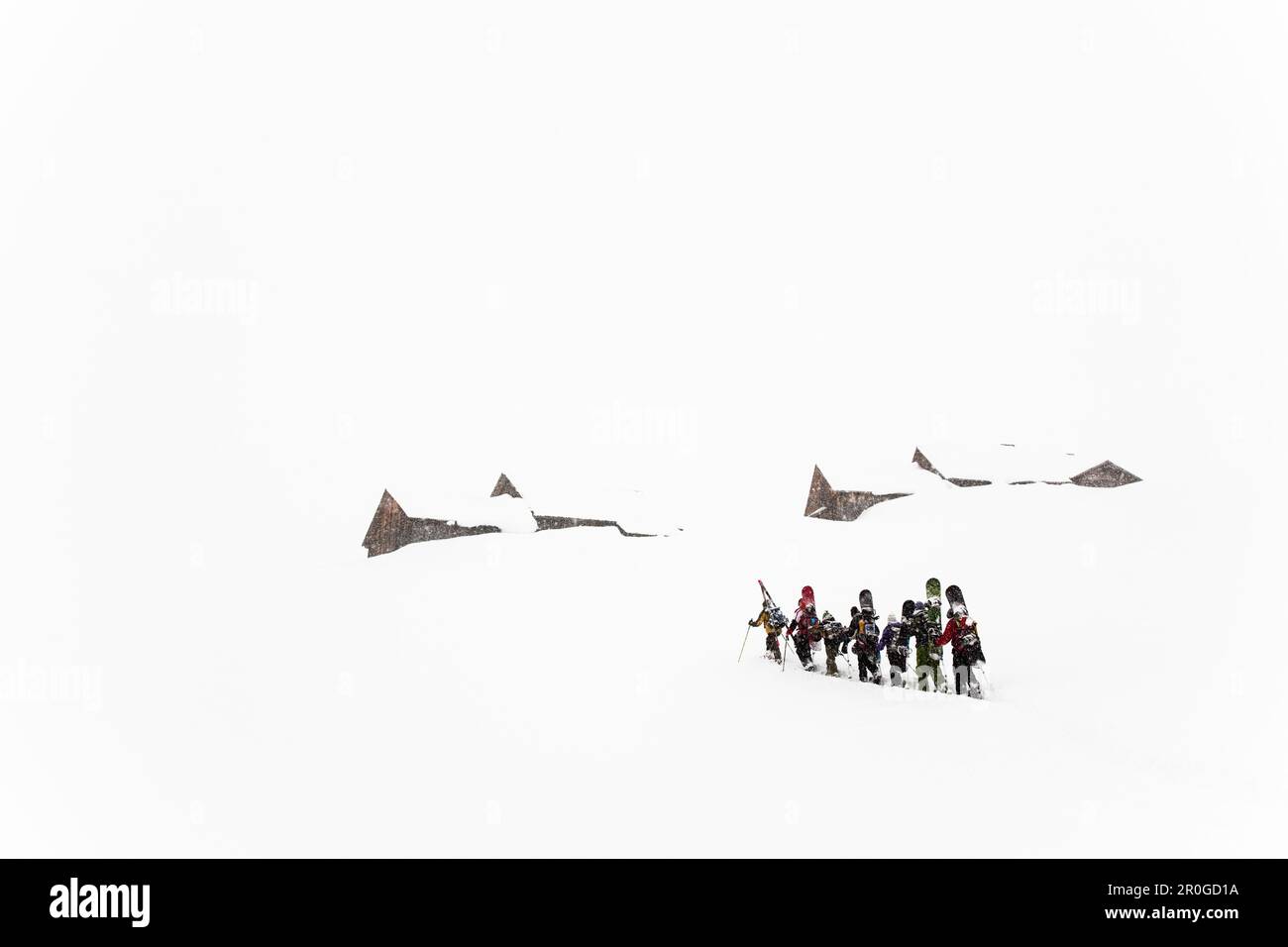 Gruppe von Snowboards aufsteigend, Oberlaeger Alp, Reichenbach Valley, Berner Oberland, Kanton Bern, Schweiz Stockfoto