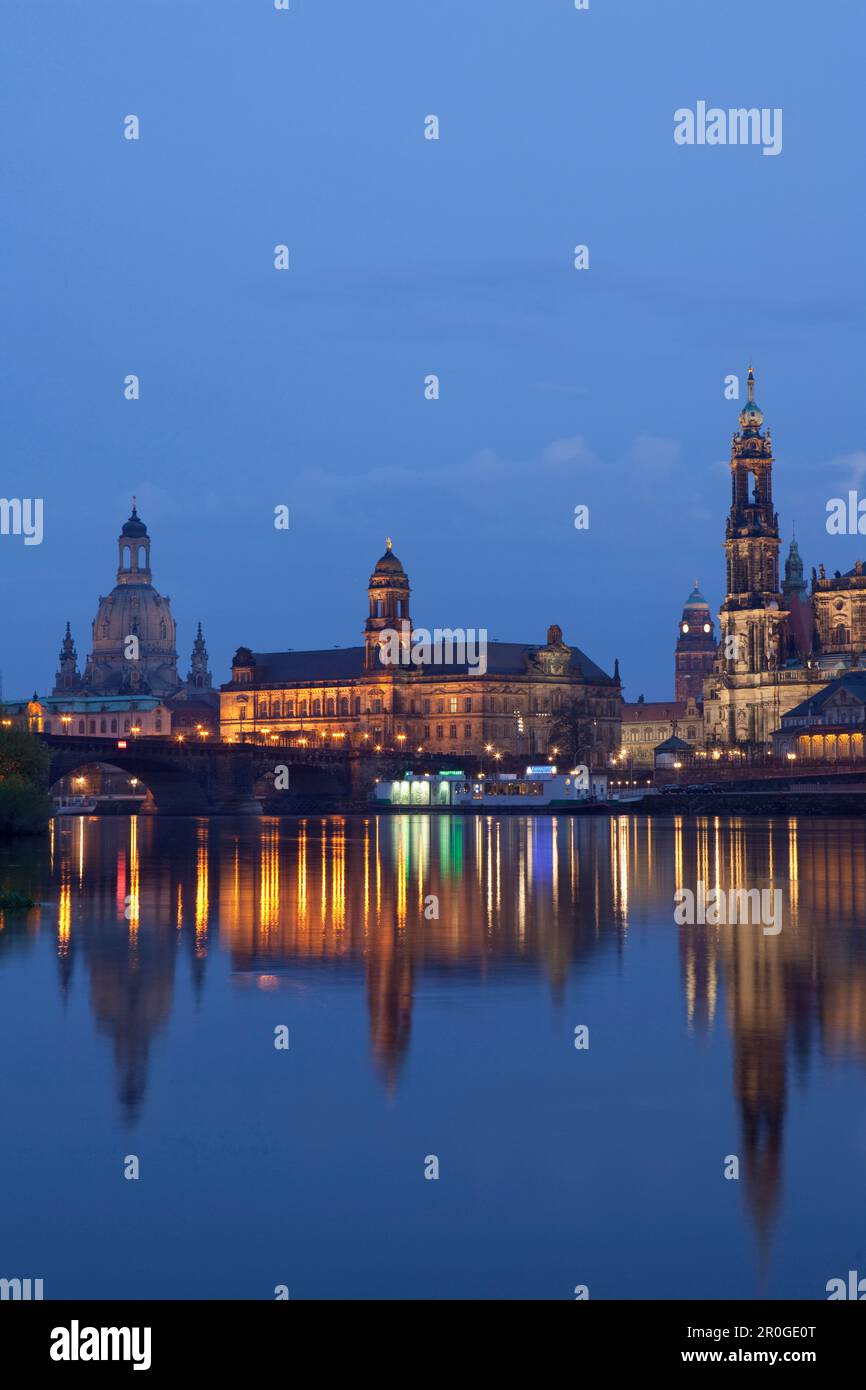 Blick auf die Stadt mit Elbe, Augustusbrücke, Frauenkirche, Frauenkirche, Frauenkirche, Ständehaus, Rathausturm, Hofkirche und Hausmannsturm, Dresdturm Stockfoto