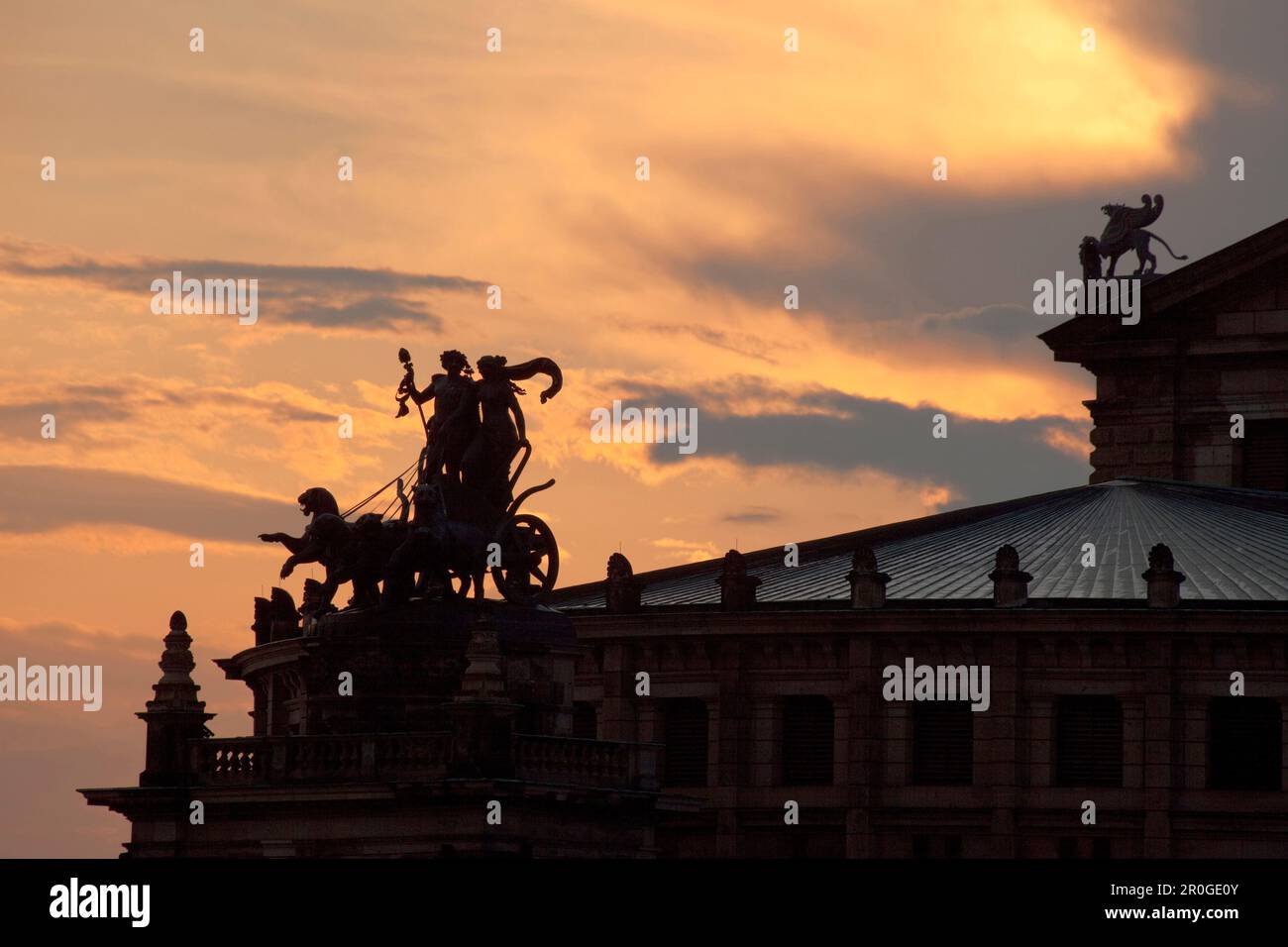 Quadriga auf dem Dach der Semperoper, Semper Oper, Dresden, Sachsen, Deutschland Stockfoto