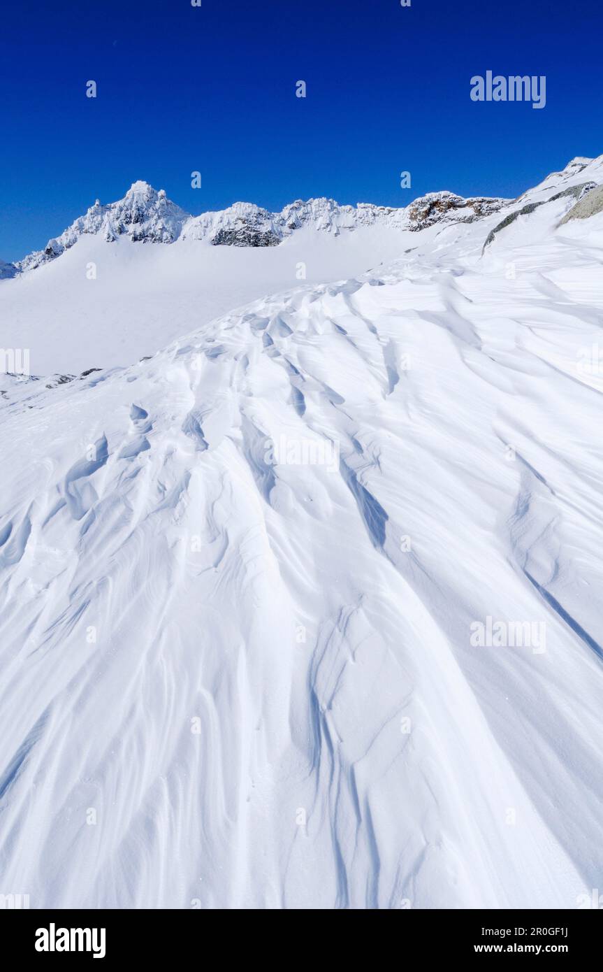 Schnee vom Wind gepresst, hoher Sonnblick, Rauriser Tal, Goldberggruppe, hohe Tauern, Salzburg, Österreich Stockfoto