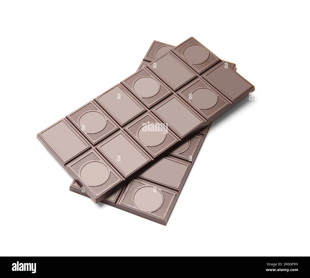 Schwarze Bitterschokolade isoliert auf weißem Hintergrund. Zwei Stücke dunkler Schokolade, einer auf dem anderen Nahaufnahme. Stockfoto