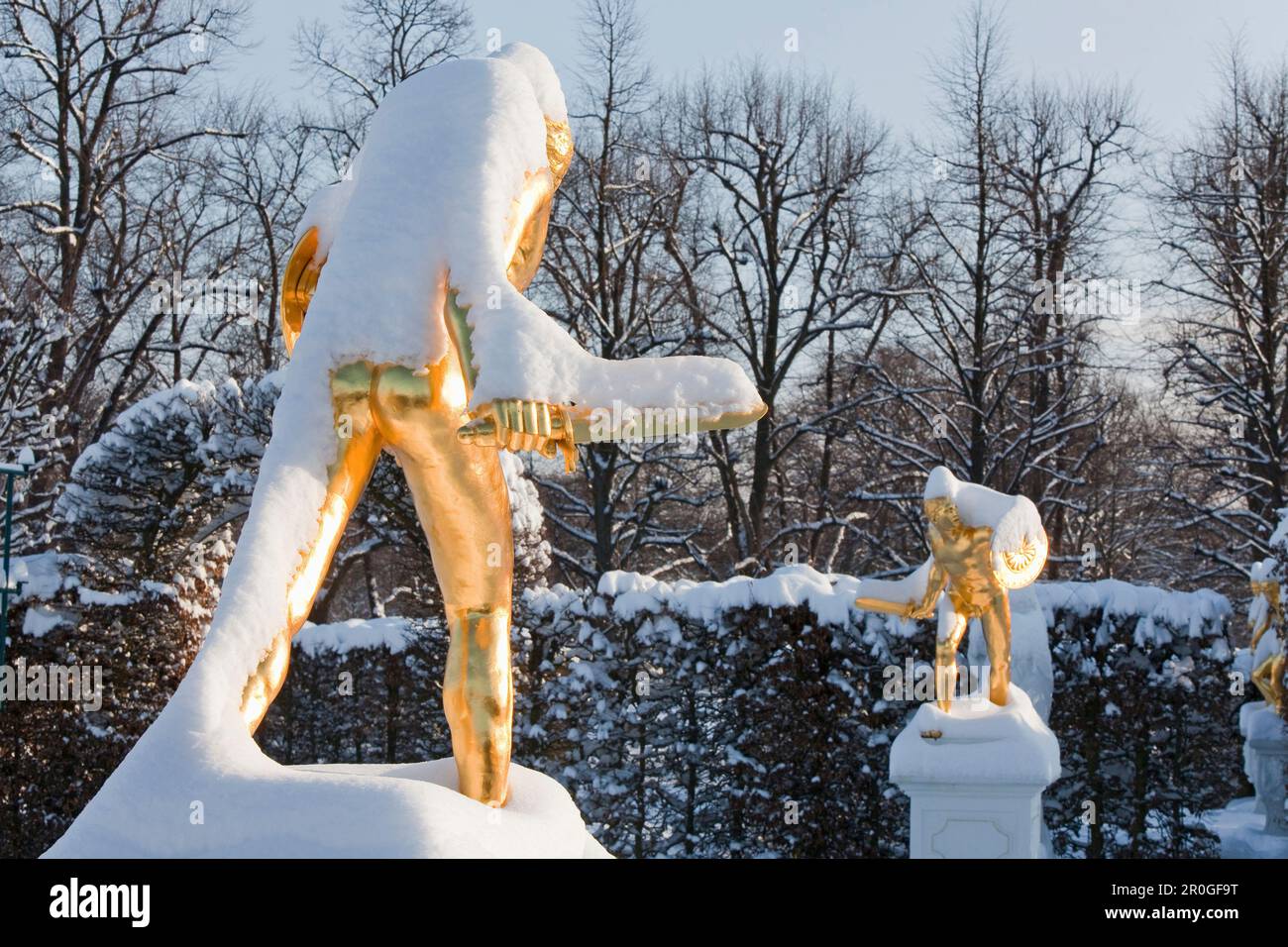 Schneebedeckte goldene Statuen, Heckentheater, Herrenhausen Gärten, Hannover, Niedersachsen, Deutschland Stockfoto