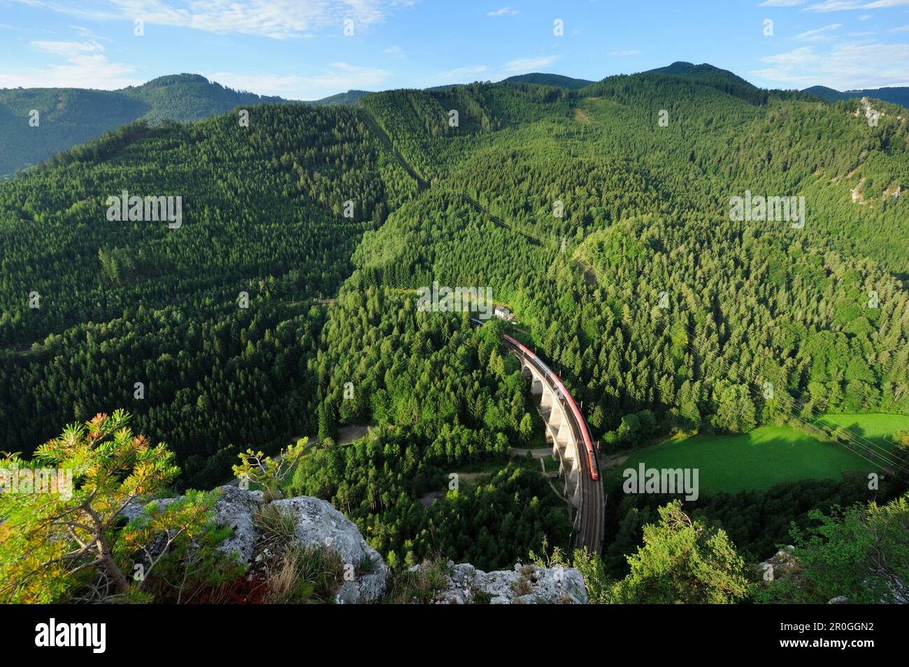 Zug vorbei an Kalte Rinn-Viadukt, Semmeringbahn, UNESCO World Heritage Site Semmering Bahn, Niederösterreich, Österreich Stockfoto