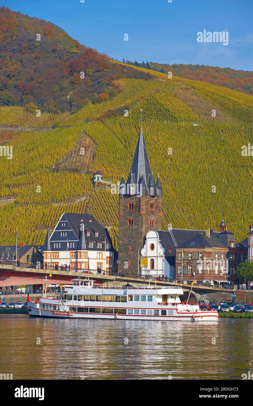 Blick über die Mosel zur St. Michaels Kirche, Bernkastel-Kues, Rheinland-Pfalz, Deutschland Stockfoto