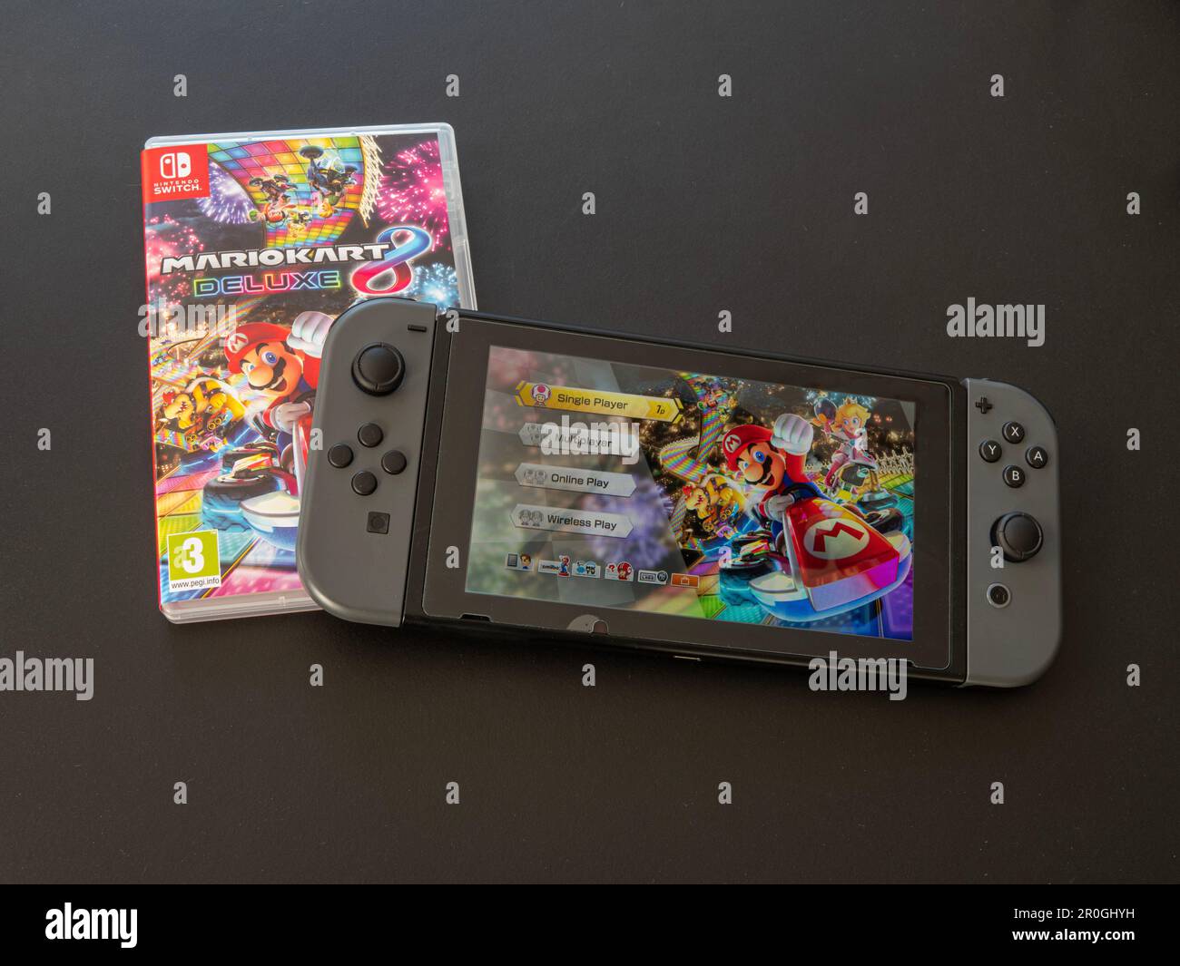 Nintendo Switch tragbare, kabellose Spielkonsole mit Spielbox Mariokart 8 Deluxe. Kopenhagen, Dänemark - 7. Mai 2023. Stockfoto