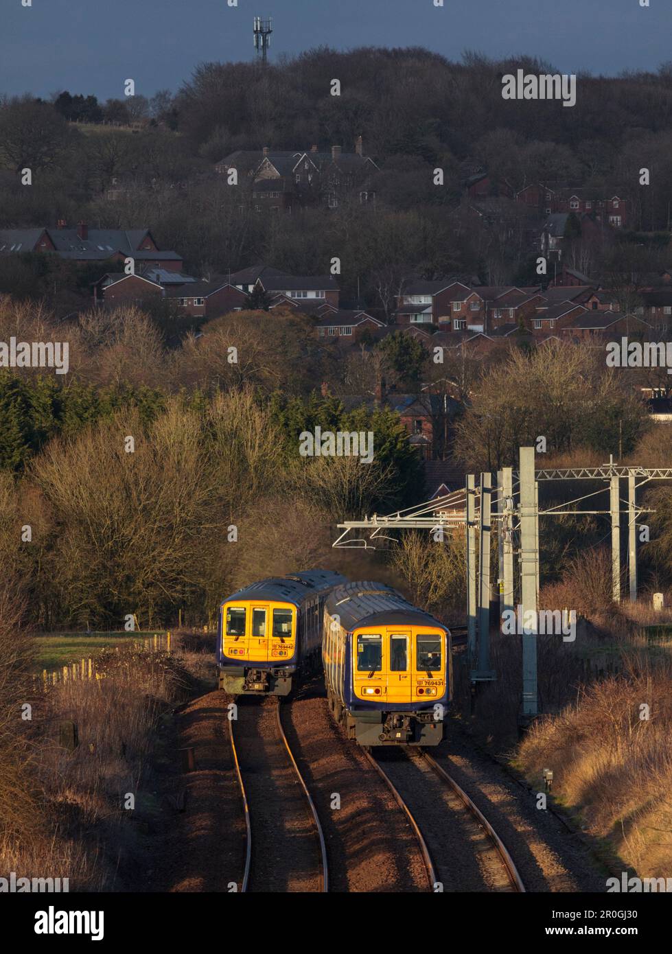 2 Northern Rail Klasse 769 Flex-Bi-Mode-Züge fahren am Lostock-Knotenpunkt, dem Ende des elektrifizierten Abschnitts, während sie mit Diesel fahren. Stockfoto