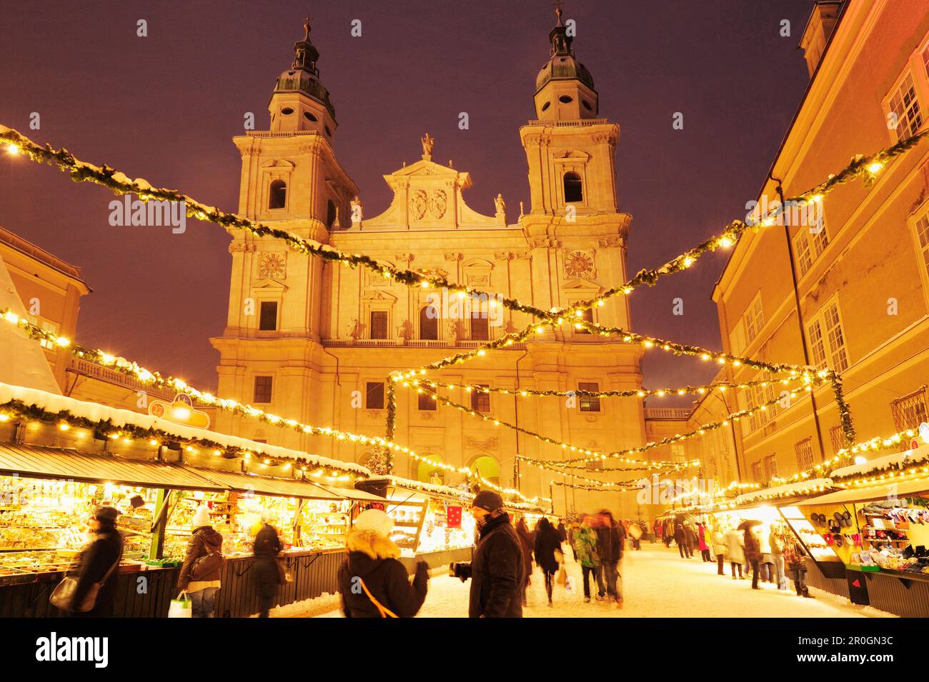 Weihnachtsmarkt bei Nacht mit Kathedrale von Salzburg, Weihnachtsmarkt Salzburg, UNESCO