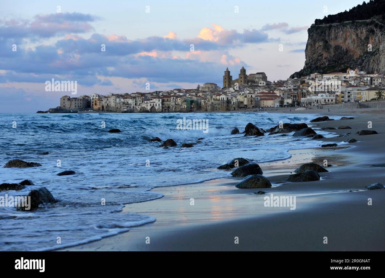 Stadtbild mit Dom am Abend, Cefalu, Sizilien, Italien Stockfoto