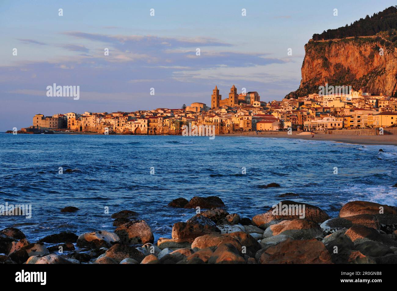 Stadtbild mit Dom am Abend, Cefalu, Sizilien, Italien Stockfoto