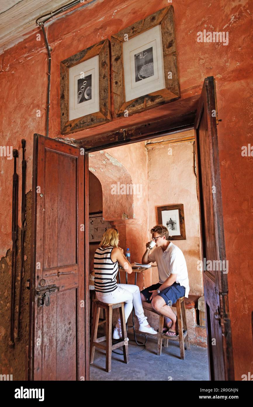 Touristen an Msumbi Kaffee Haus, Stonetown, Zanzibar City, Sansibar, Tansania, Afrika Stockfoto