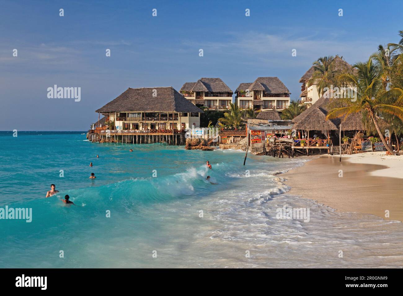 Baden Menschen vor dem Z-Hotel in Nungwi, Sansibar, Tansania, Afrika Stockfoto