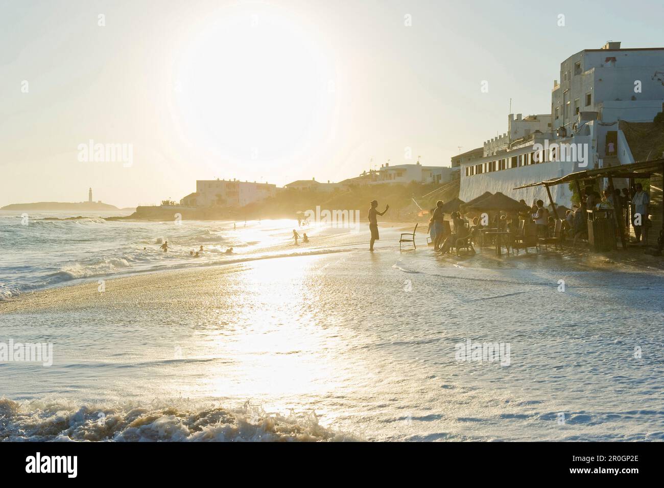 Menschen am Strand und Kap Trafalgar im Hintergrund, Los Canos de Meca, Andalusien, Spanien, Europa Stockfoto