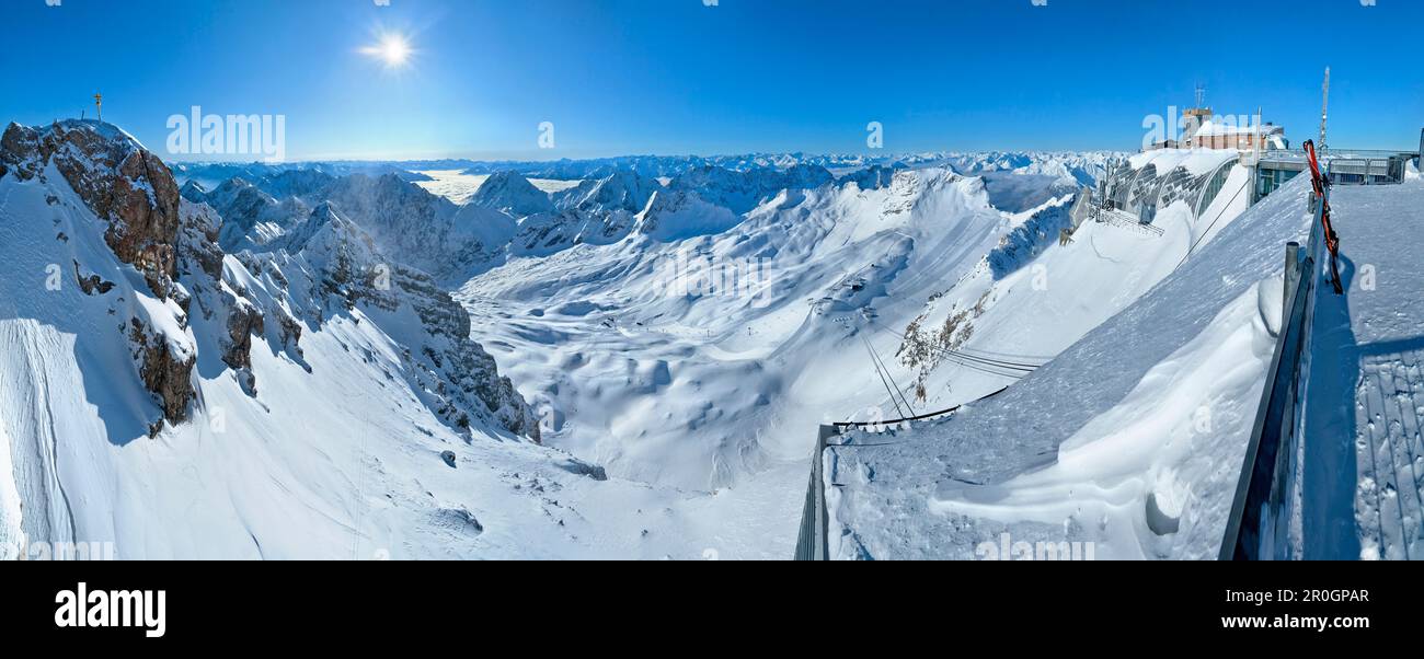 Blick auf den Gipfel der Zugspitze (links) im Sonnenlicht, Zugspitzplatt mit Skigebiet Sonnalpin und Wetterwarte rechts, Oberbayern, Germ Stockfoto