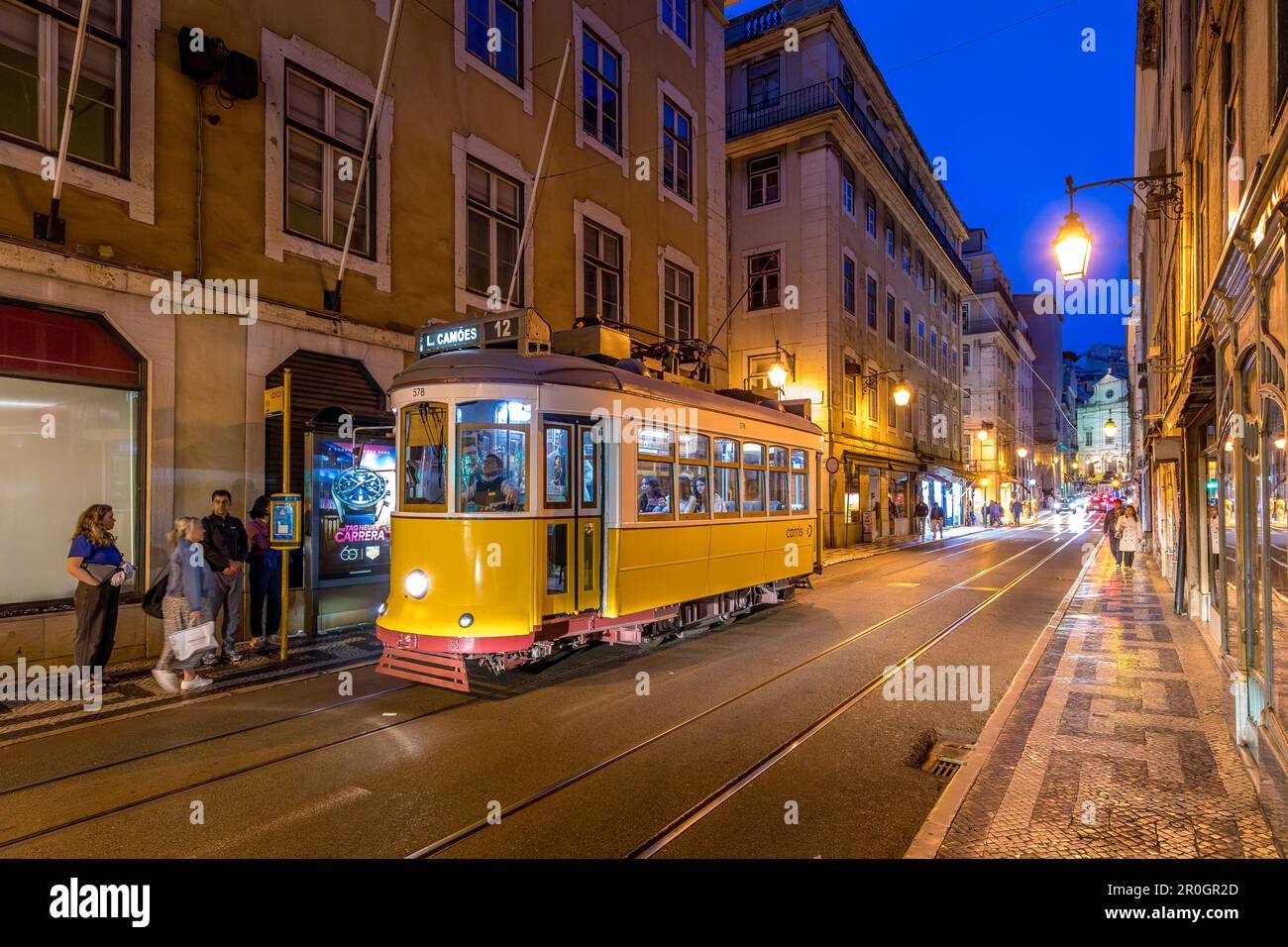 Lissabon, Portugal - 29. April 2023: Berühmte gelbe Straßenbahn im Stadtteil Baixa, Lissabon, Portugal Stockfoto