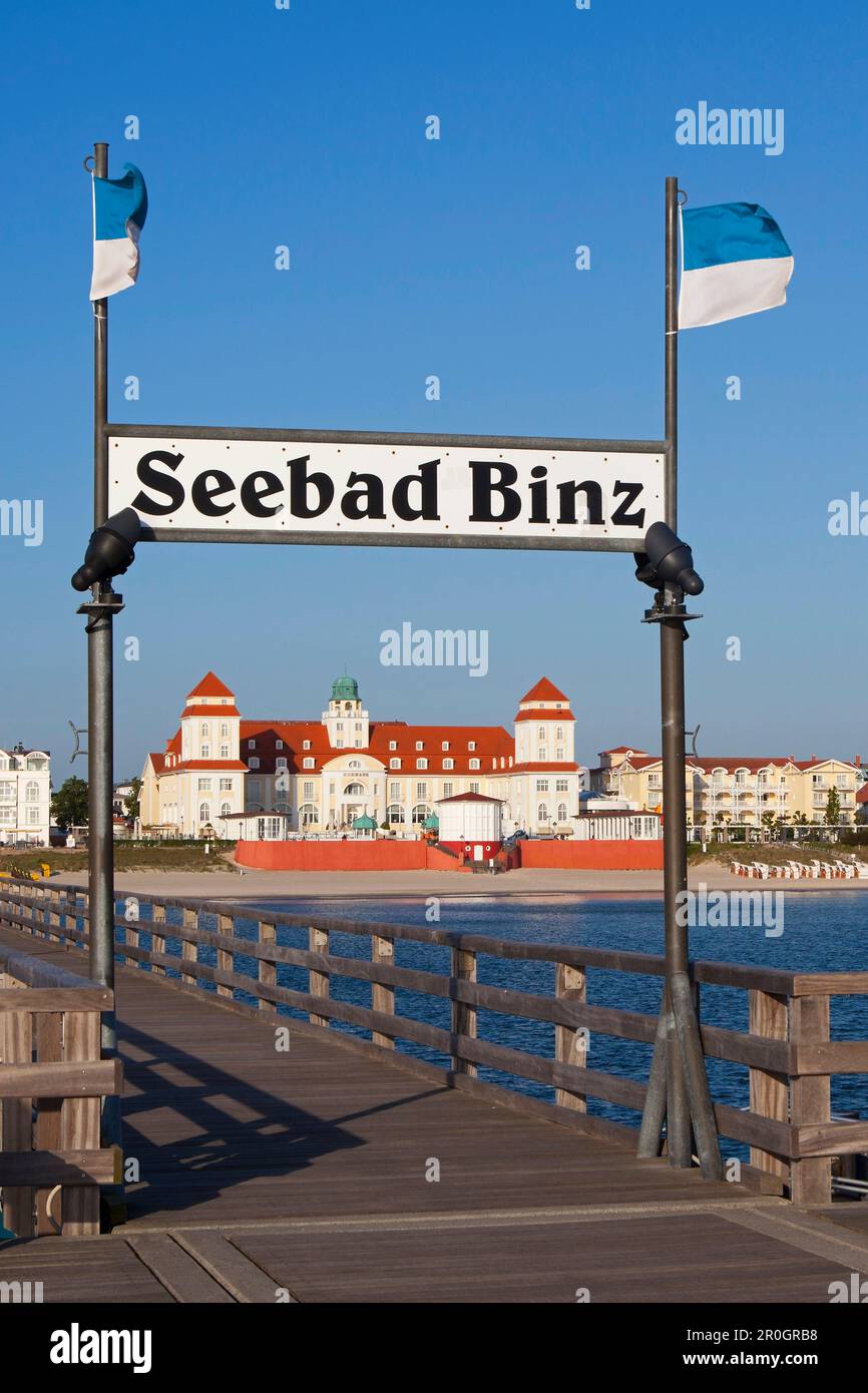 Blick vom Strand auf das Spa Hotel, das Strandresort Binz, die Insel Ruegen, die Ostsee, Mecklenburg-Vorpommern, Deutschland, Europa Stockfoto