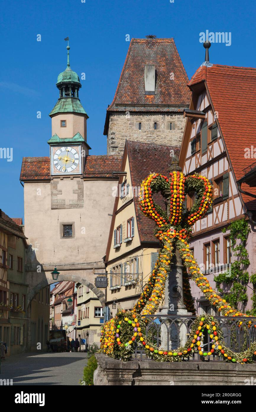 Brunnen mit Ostereiern, Markusturm mit Röderbogen, Rothenburg ob der Tauber, Franken, Bayern, Deutschland Stockfoto