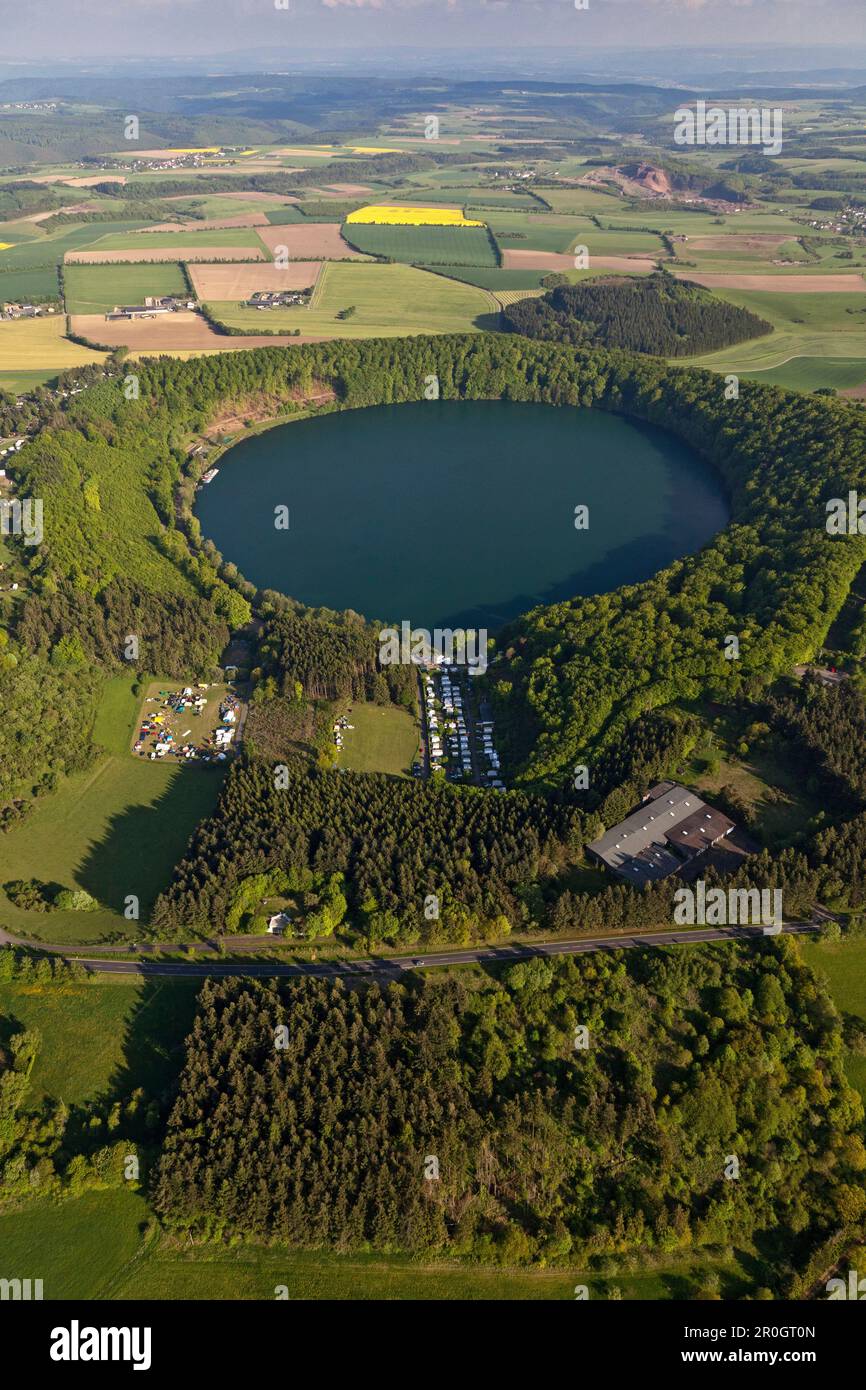 Luftaufnahme des Pulvers Maar in Vulkan Eifel, Landkreis Daun, Vulkaneifel, Eifel, Rheinland-Pfalz, Deutschland, Europa Stockfoto