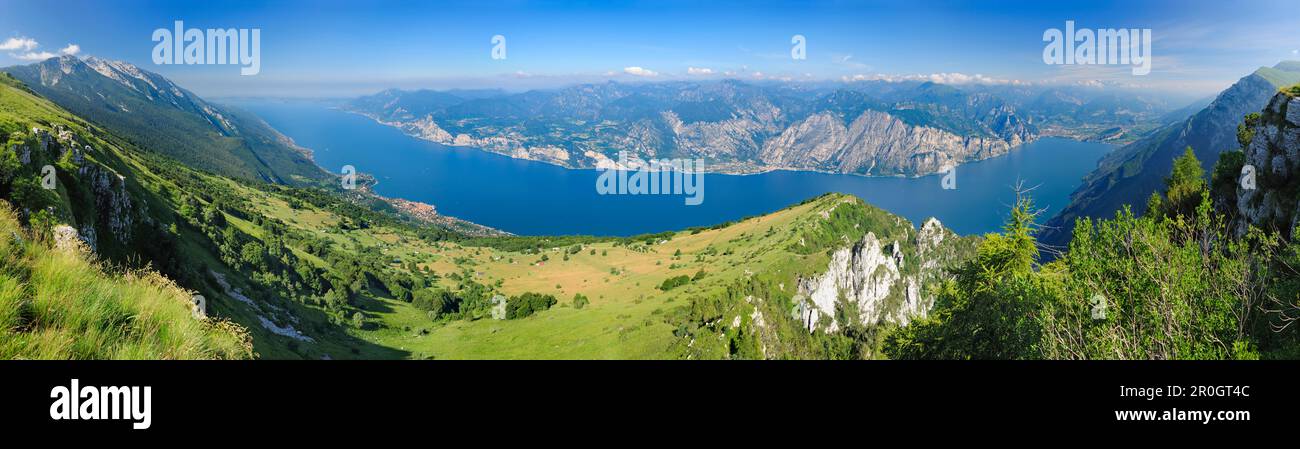Panoramablick von Monte Baldo über den Gardasee und die Gebirgszüge Gardasee, Monte Baldo, Trentino-Alto Adige/Suedtirol, Italien Stockfoto