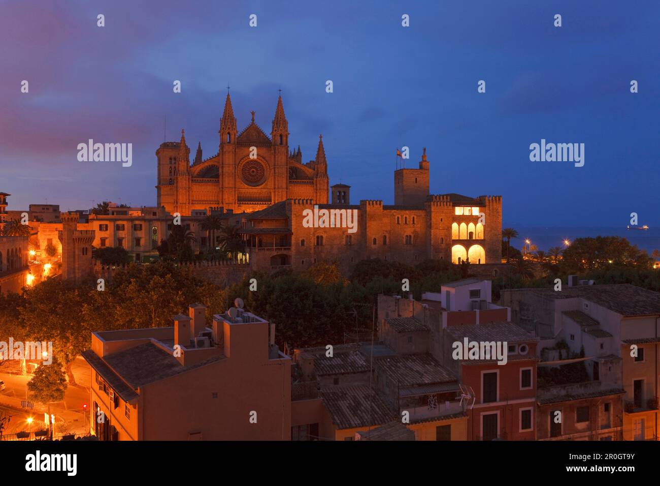 Kathedrale La Seu und Palau de l'Almudaina, Almudaina Palast am Abend, Palma de Mallorca, Mallorca, Balearen, Spanien, Europa Stockfoto