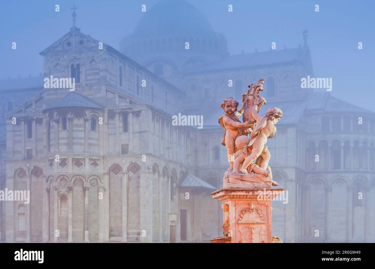 Brunnen mit Statue vor der Kathedrale Santa Maria Assunta in Nebel, Pisa, Toskana, Italien, Europa Stockfoto