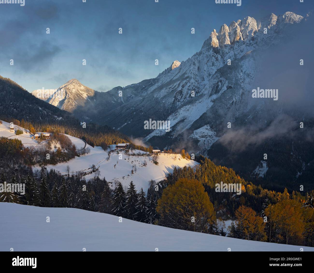 Blick auf das Pustertal, Bannberg und Spitzkofel bei Sonnenuntergang, Lienzer Dolomiten, Tirol, Österreich, Europa Stockfoto