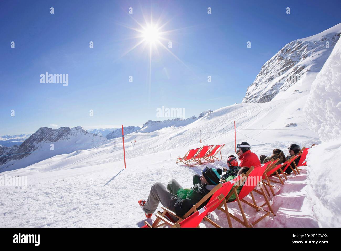 Gäste können im Dorf Igloo, Sonnalpin Restaurant, Blick auf die Zugspitzplateau, Zugspitze, Oberbayern, Bayern, Deutschland sonnen Stockfoto