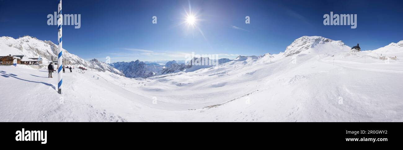 Skifahrer auf der Zugspitzplateau, Sonnalpin Gletscherrestaurant im Hintergrund, Zugspitze, Oberbayern, Bayern, Deutschland Stockfoto